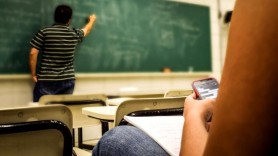 „Vrem ca elevii să învețe” - Țara în care se interzice elevilor să vină cu telefoane la școală